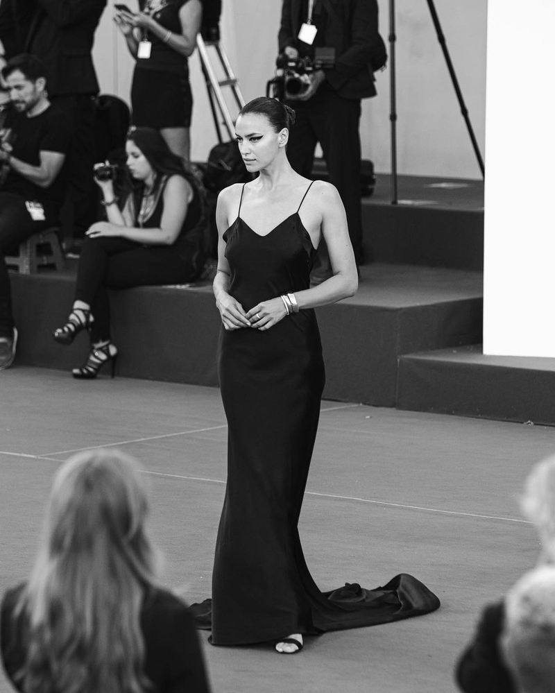 Леди в черном: Ирина Шейк и Стелла Максвелл в похожих платьях на дорожке Венецианского кинофестиваля