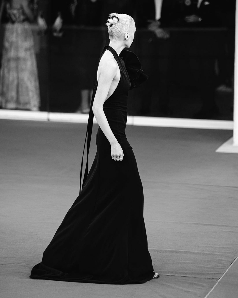 Леди в черном: Ирина Шейк и Стелла Максвелл в похожих платьях на дорожке Венецианского кинофестиваля