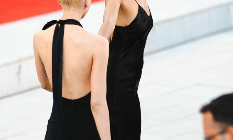 Фото - Леди в черном: Ирина Шейк и Стелла Максвелл в похожих платьях на дорожке Венецианского кинофестиваля