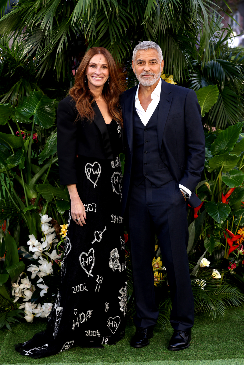 Джулия Робертс в платье с инициалами мужа, Джордж и Амаль Клуни на премьере фильма "Билет в рай"
