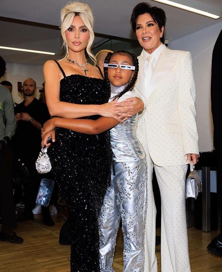 Корсеты, спагетти и полный зал гостей: как прошел показ Ким Кардашьян и Dolce & Gabbana
