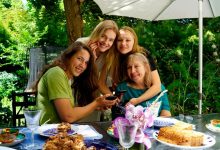 Фото - В сети появилось фото первой встречи Натальи Водяновой и ее семьи с найденной сестрой Дженной